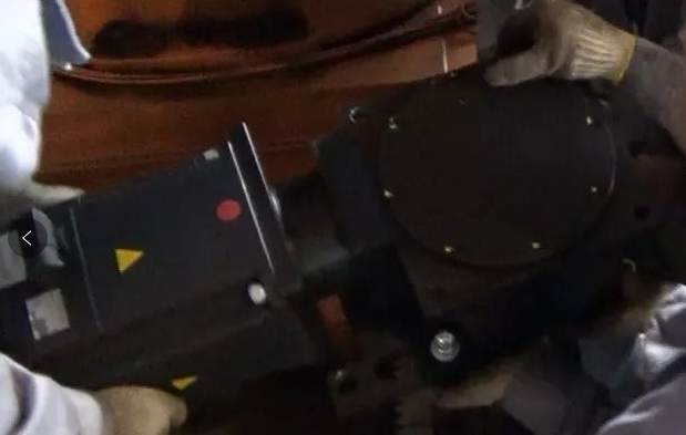 放入齒輪箱的時候，保證馬達側要抬高點，保證斜齒輪之間的嚙合更順暢